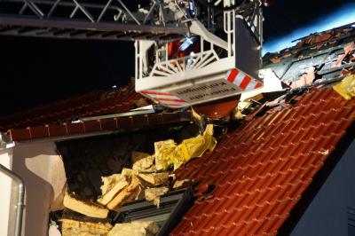 Sternenfels: Dachstuhlvollbrand aufgrund Unwetter fuehrt zu einem Grosseinsatz der Feuerwehren